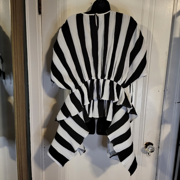 Black and white dramatic asymetric statement top - Picture 3 of 6